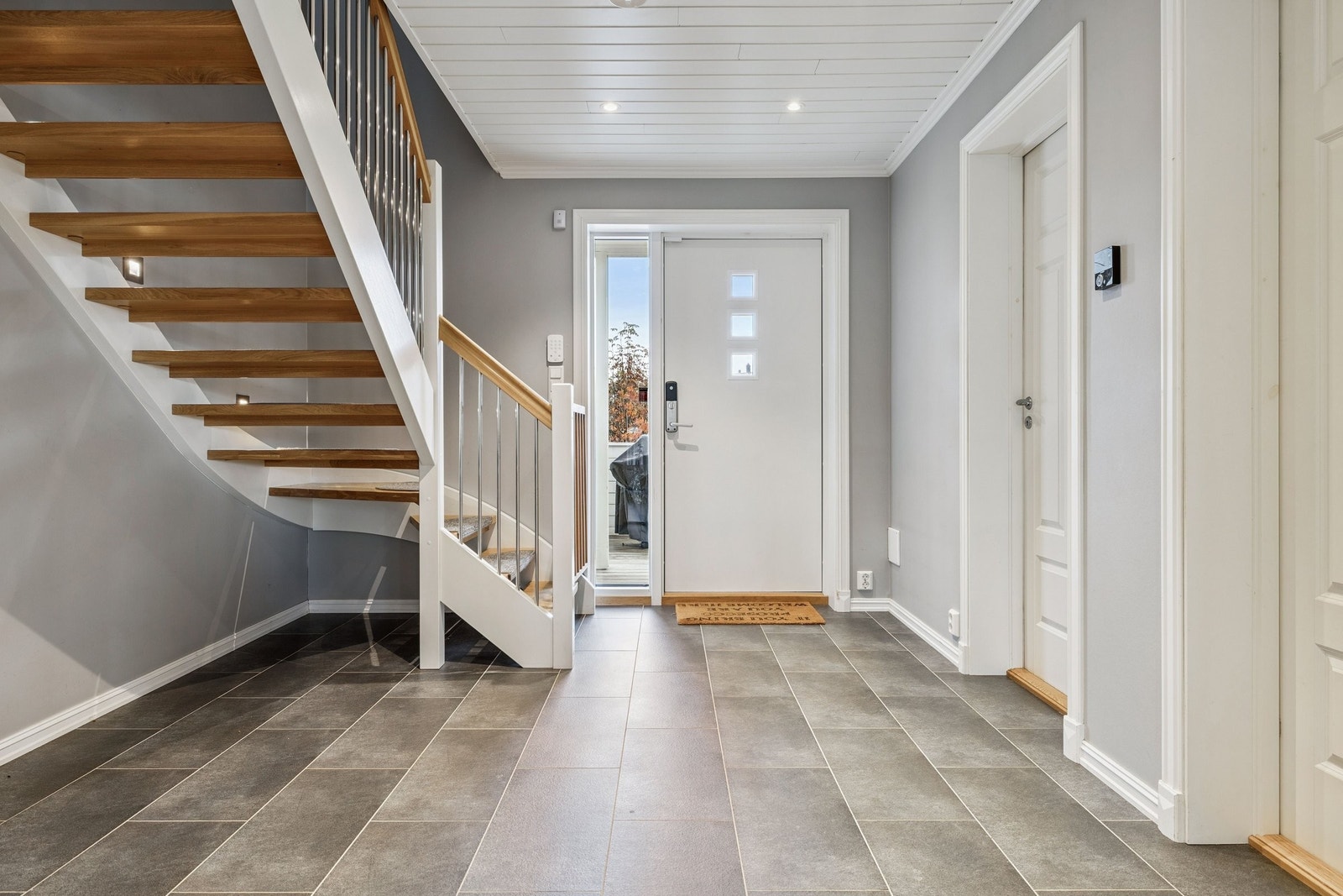 Lyst og innbydende inngangsparti. Galleribilde