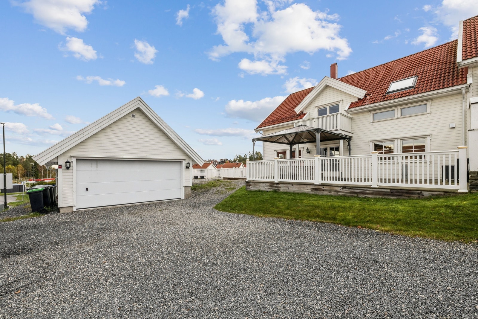 Står gårdsplass plass til flere biler foran garasjen. Garasje er isolert og oppvarmet. Loftstue med trapp på bakside av garasje. Galleribilde