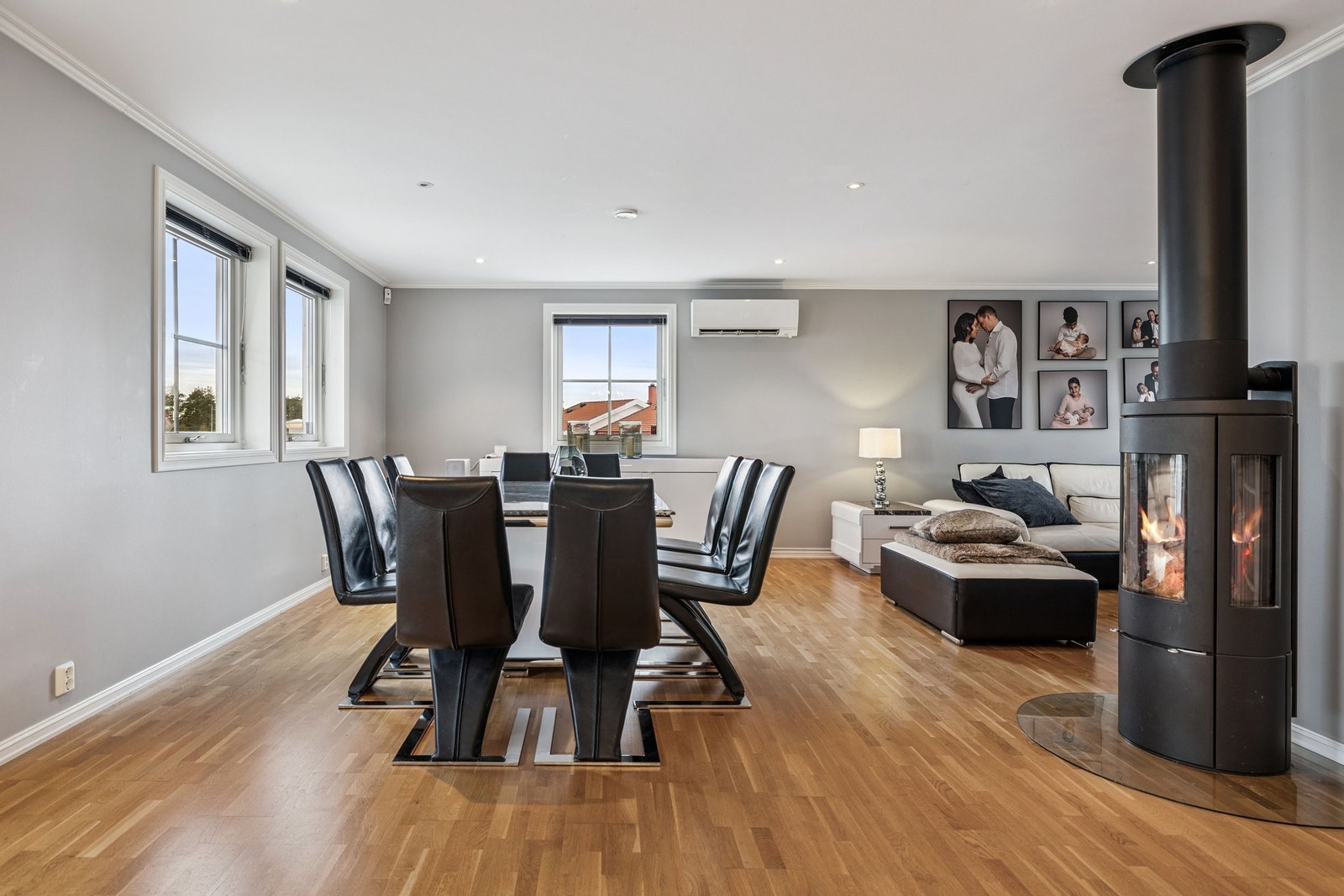 Stuen er stor nok til å ha langt spisebord og sofa Galleribilde