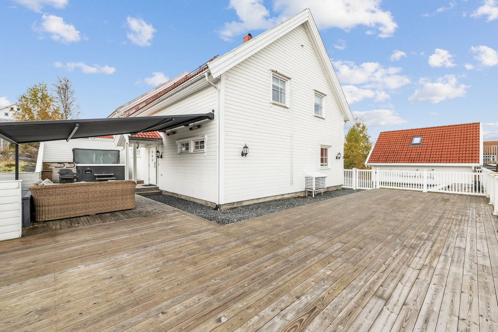 Terrassen ved inngangen og gavlveggen er på hele 112m2.
Det er satt opp en stor Jacuzzi fra Viking Bad.
Ny el-styrt pergola som styres via app på telefonen.
2 stk stråleovner på veggen. Galleribilde