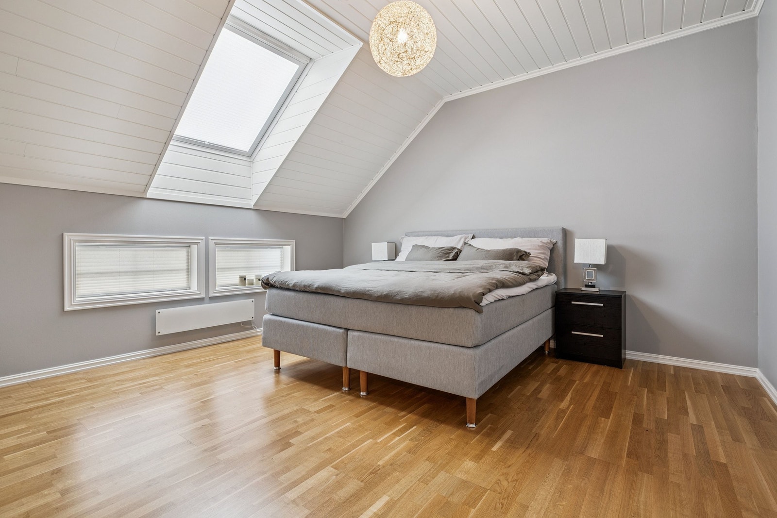 2 av soverommene har doble Velux vindu Galleribilde