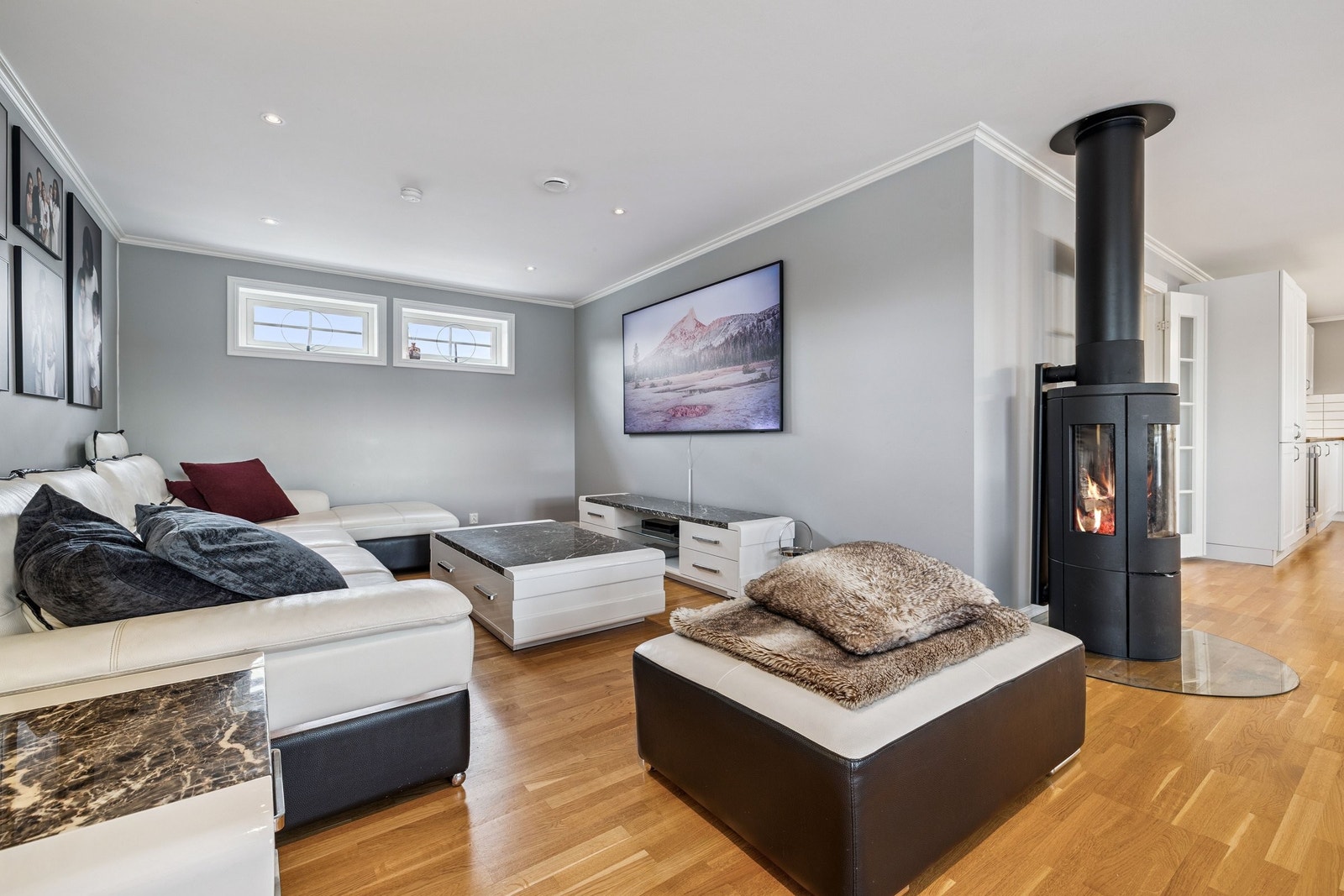 Stue med innbydende peis Galleribilde