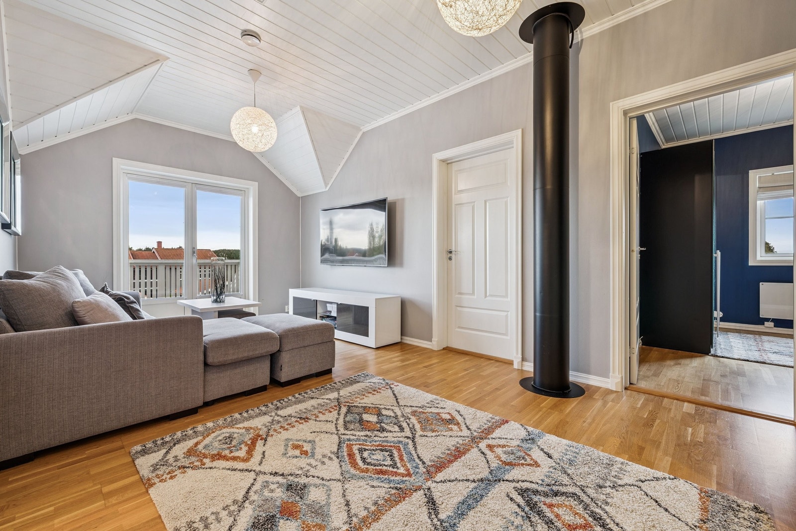 God takhøyde i 2 etg, ca 276cm.
Dette gir en fin romfølelse og mye luft/lys til etasjen. Galleribilde