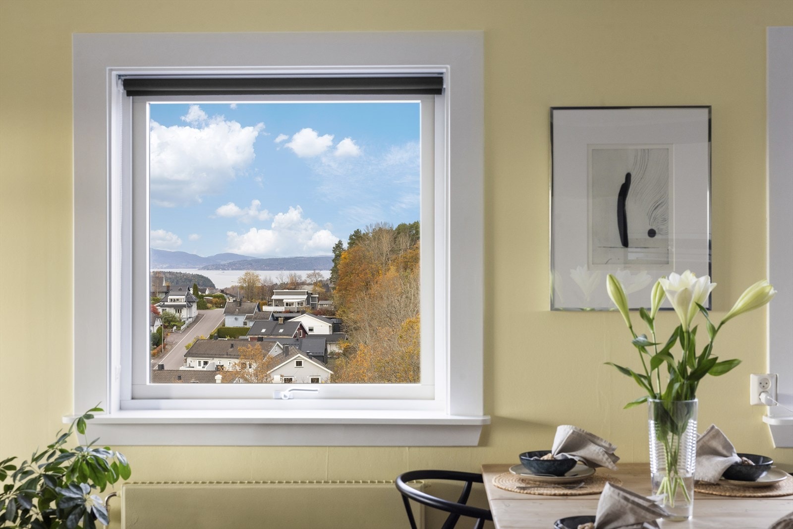 En lys og tiltalende leilighet beliggende høyt og fritt i 9. etasje med nydelig utsyn over omkringliggende omgivelser! Galleribilde