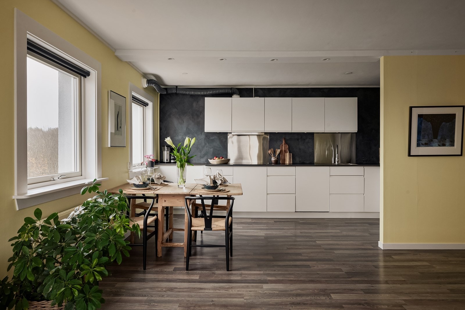 Leiligheten fremstår som lun, lys og moderne med fine farge - og materialvalg. Galleribilde