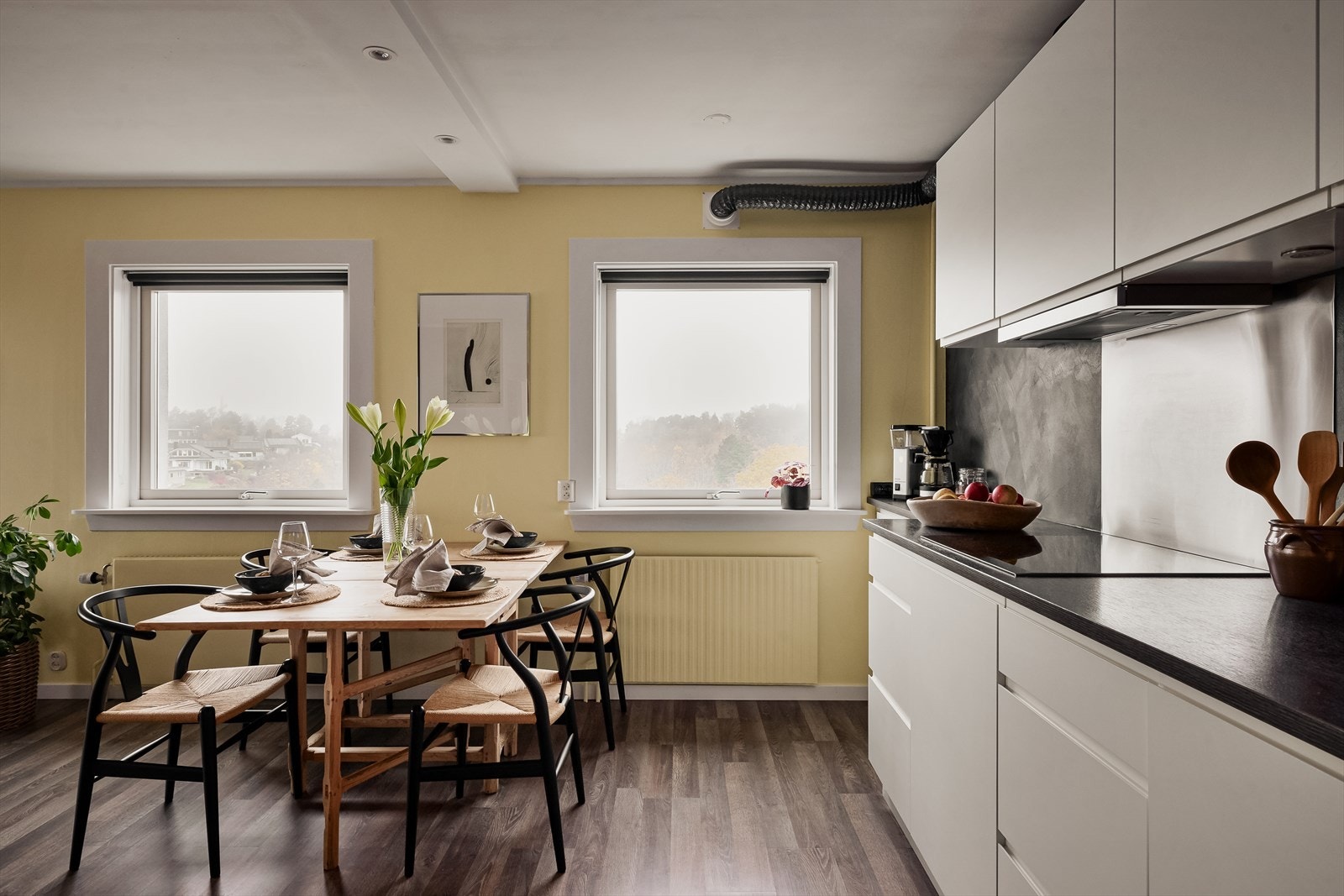 Stue og kjøkken er i åpen løsning - her er det rikelig med vindusflater og god plass til både sittegruppe og spisebord. Galleribilde