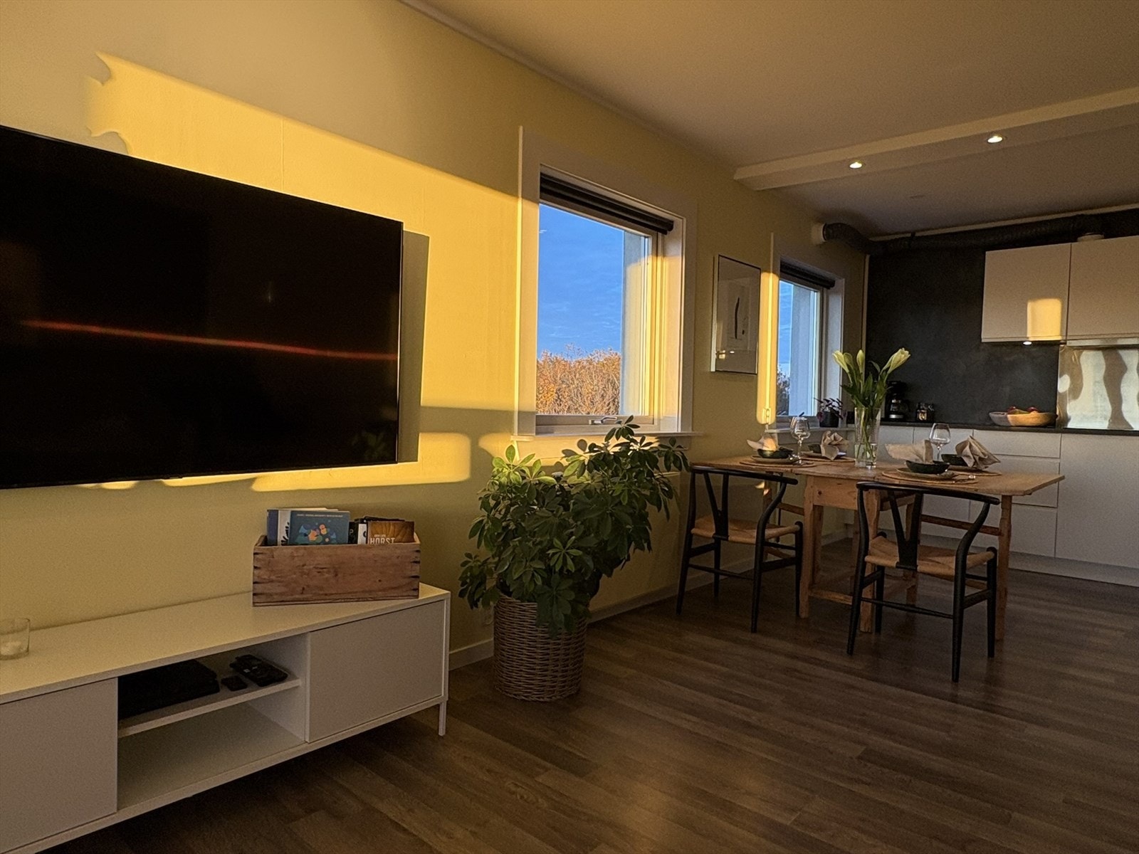 Privat bilde - det er helt magisk på både balkongen og inne i leiligheten når solen går ned! Galleribilde