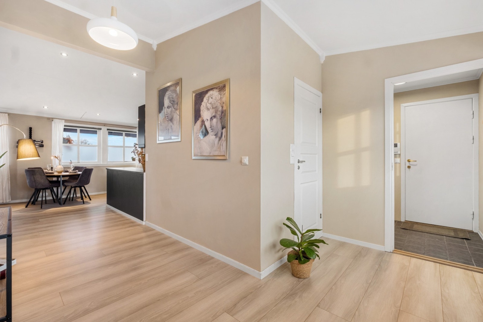 Gangen har god størrelse med plass for kommode e.l. Galleribilde