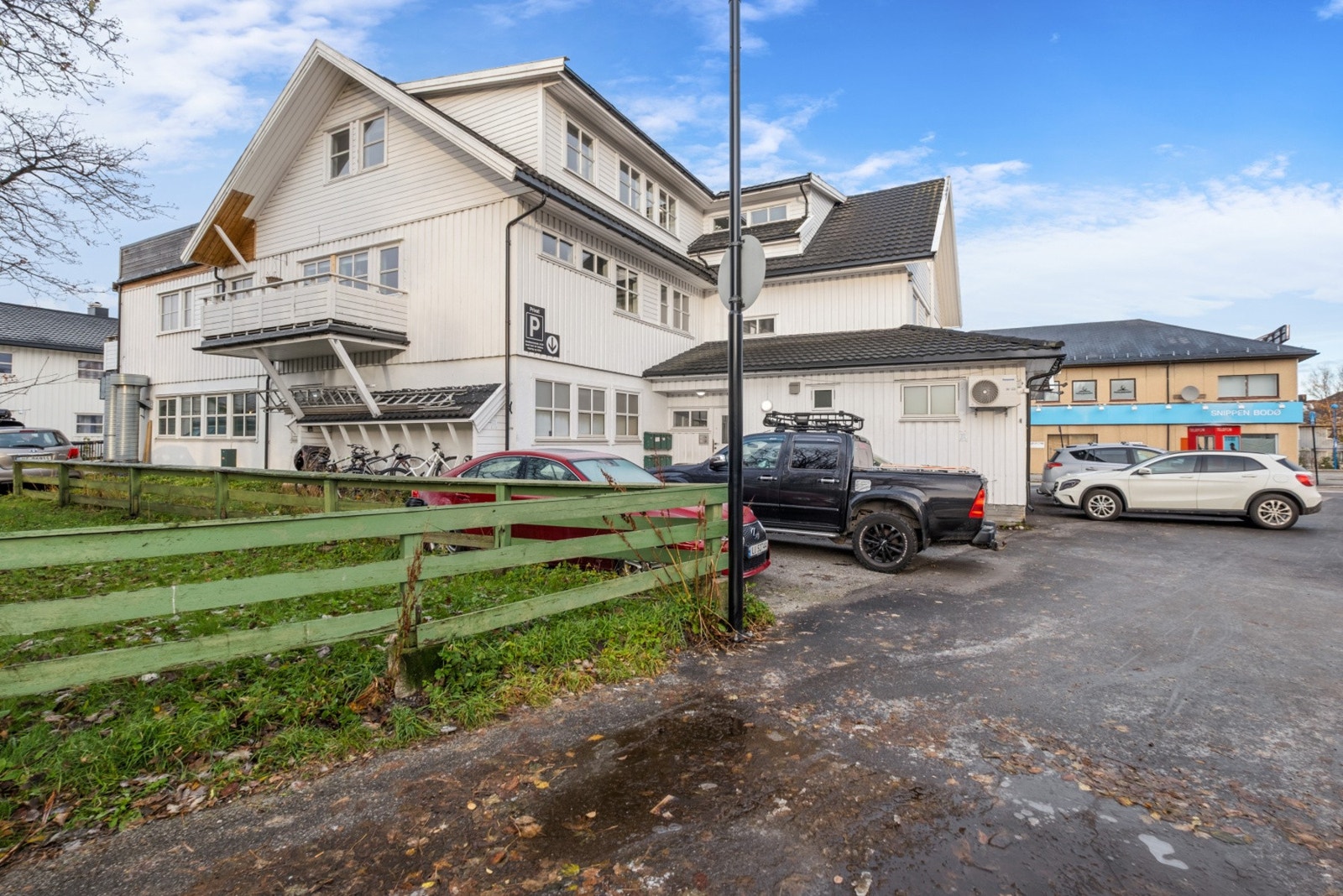 Leiligheten har parkering på egen tomt. Det er i tillegg en bod i kjeller som disponeres av leiligheten. Galleribilde