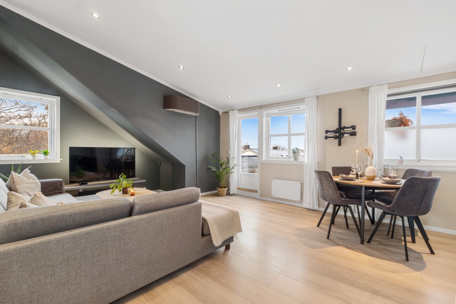 Fra stuen er det utgang til en herlig takterrasse. Galleribilde