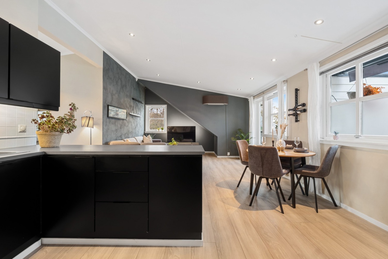 Plass til spisebord i tilknytning til kjøkken. Galleribilde