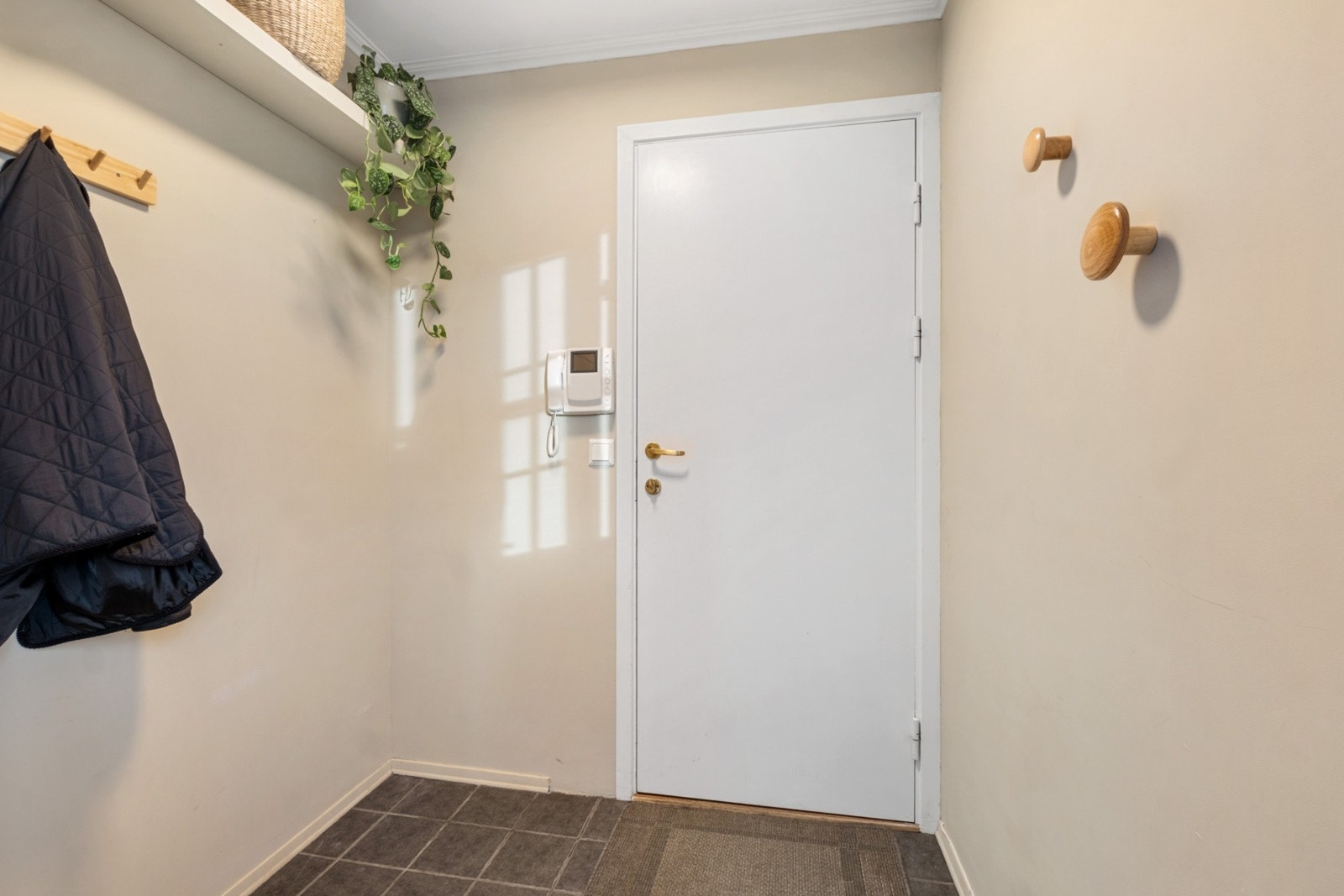 Entre med plass for skyvedørsgarderobe. Galleribilde
