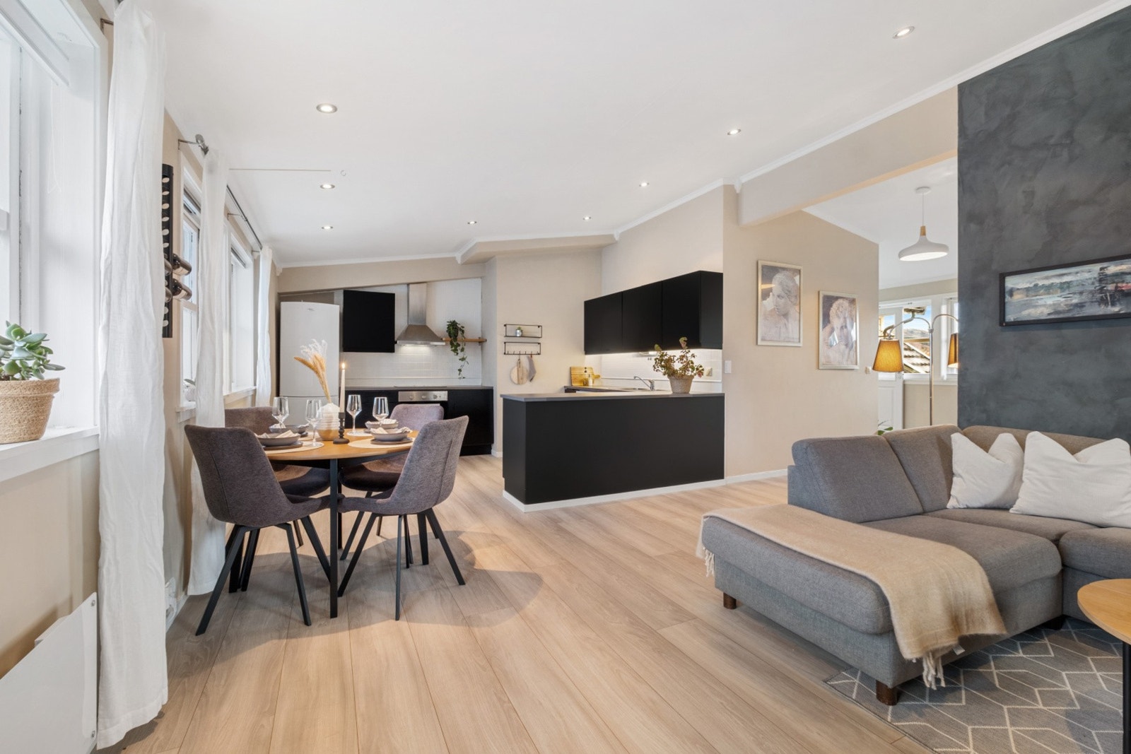 Vindusflatene slipper inn rikelig med naturlig lys. Galleribilde