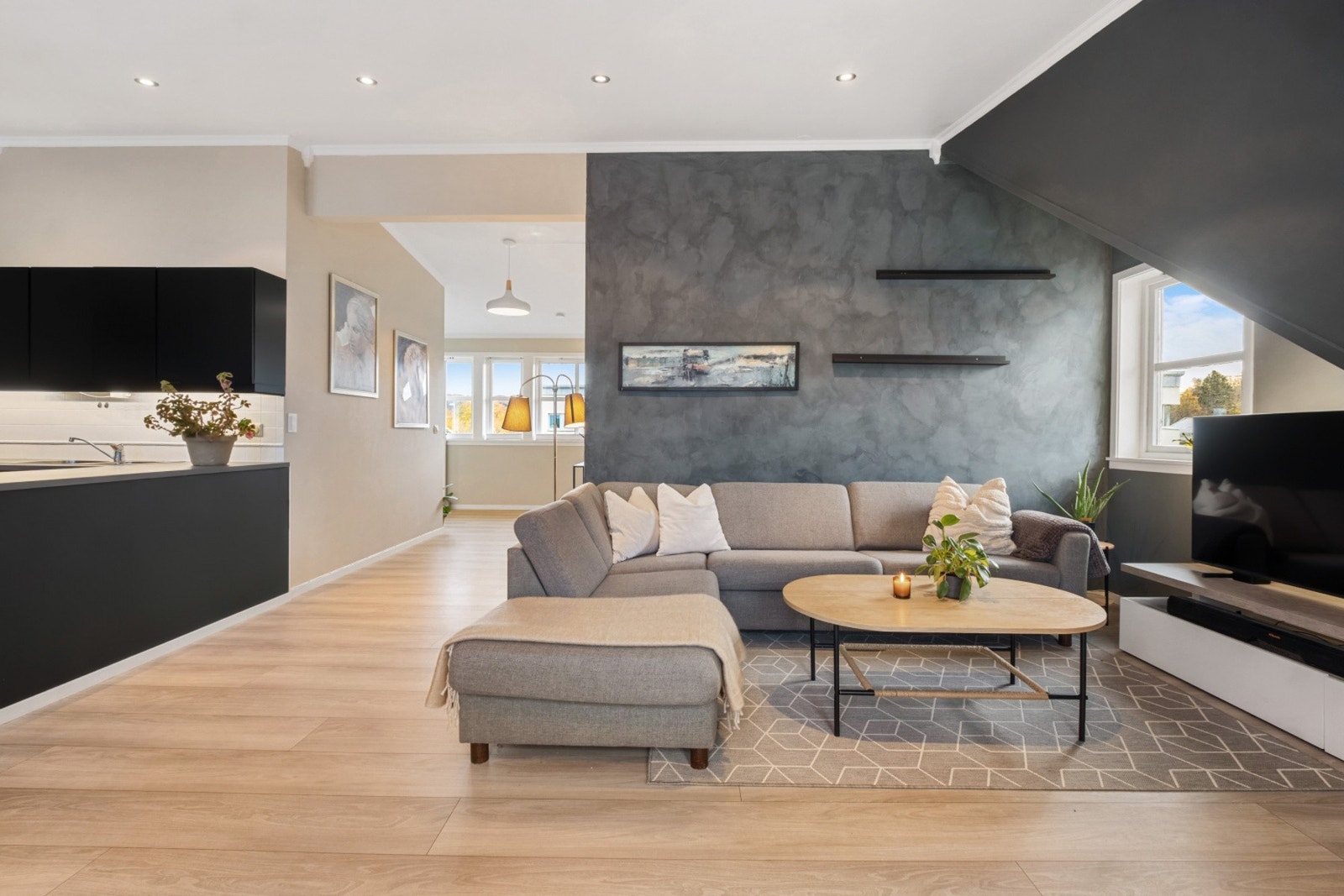 Leiligheten er malt i moderne farger og har et lyst gulv. Galleribilde