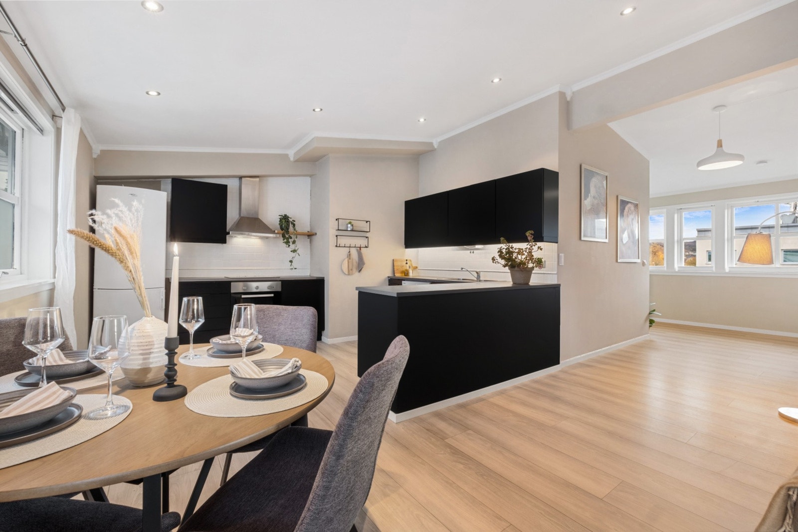 Velkommen inn! En stor og luftig stue med gode møbleringsmuligheter. Galleribilde