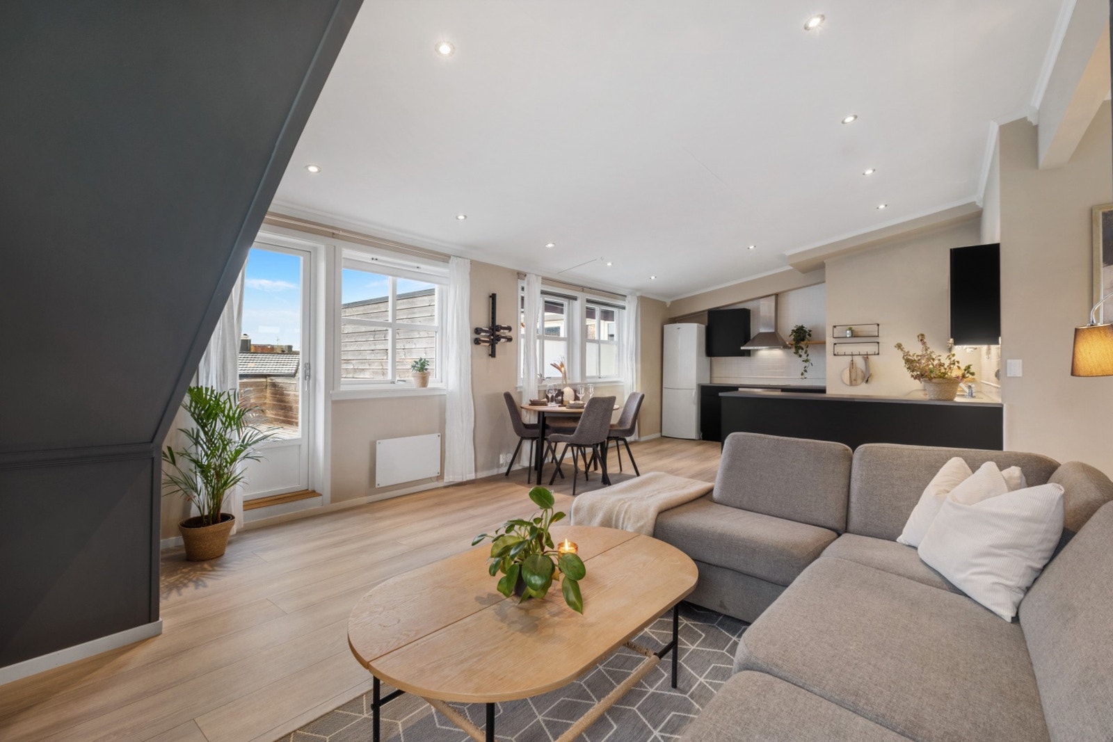 Velkommen til Dronningens gate 102 - En stilren selveierleilighet beliggende i toppetasje. Foto: Mamor Boligstyling AS. Galleribilde