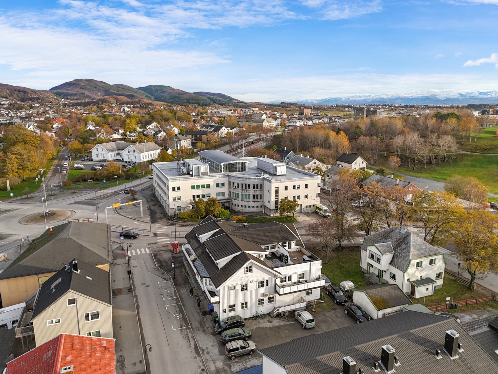 Boligen ligger like ved Rensåsparken og er du glad i tur i skog og mark er det ikke lange bussturen før du er i Bodømarka med fantastisk natur sommer som vinter. Galleribilde