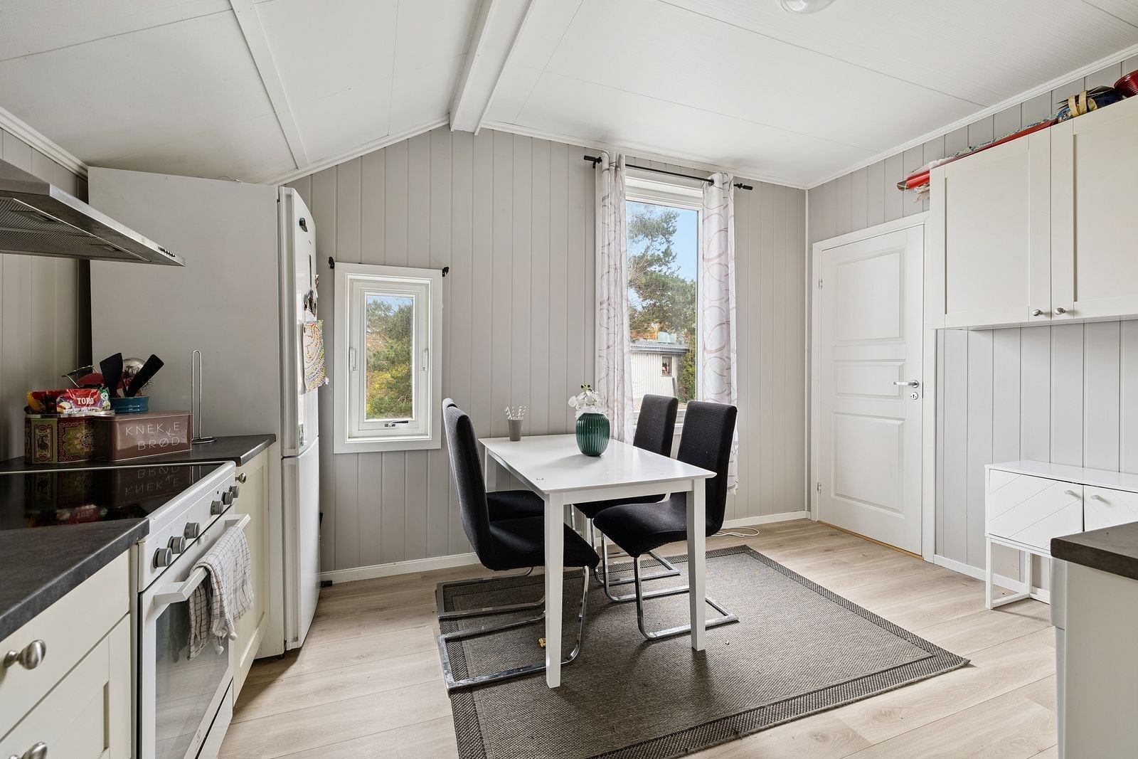 Kjøkkenet har godt med oppbevaringsmuligheter og plass til spisestue Galleribilde