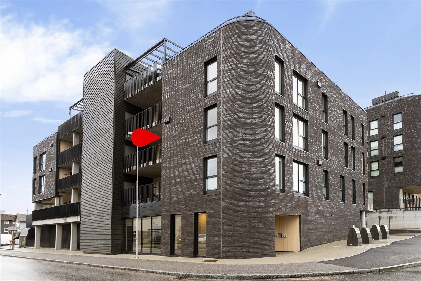 Stilren og moderne fasade, parkering i garasjeanlegg. Der er også boden tilhørende leiligheten plassert. Boden er på ca 7 kvm. Fint fellesområde. Galleribilde