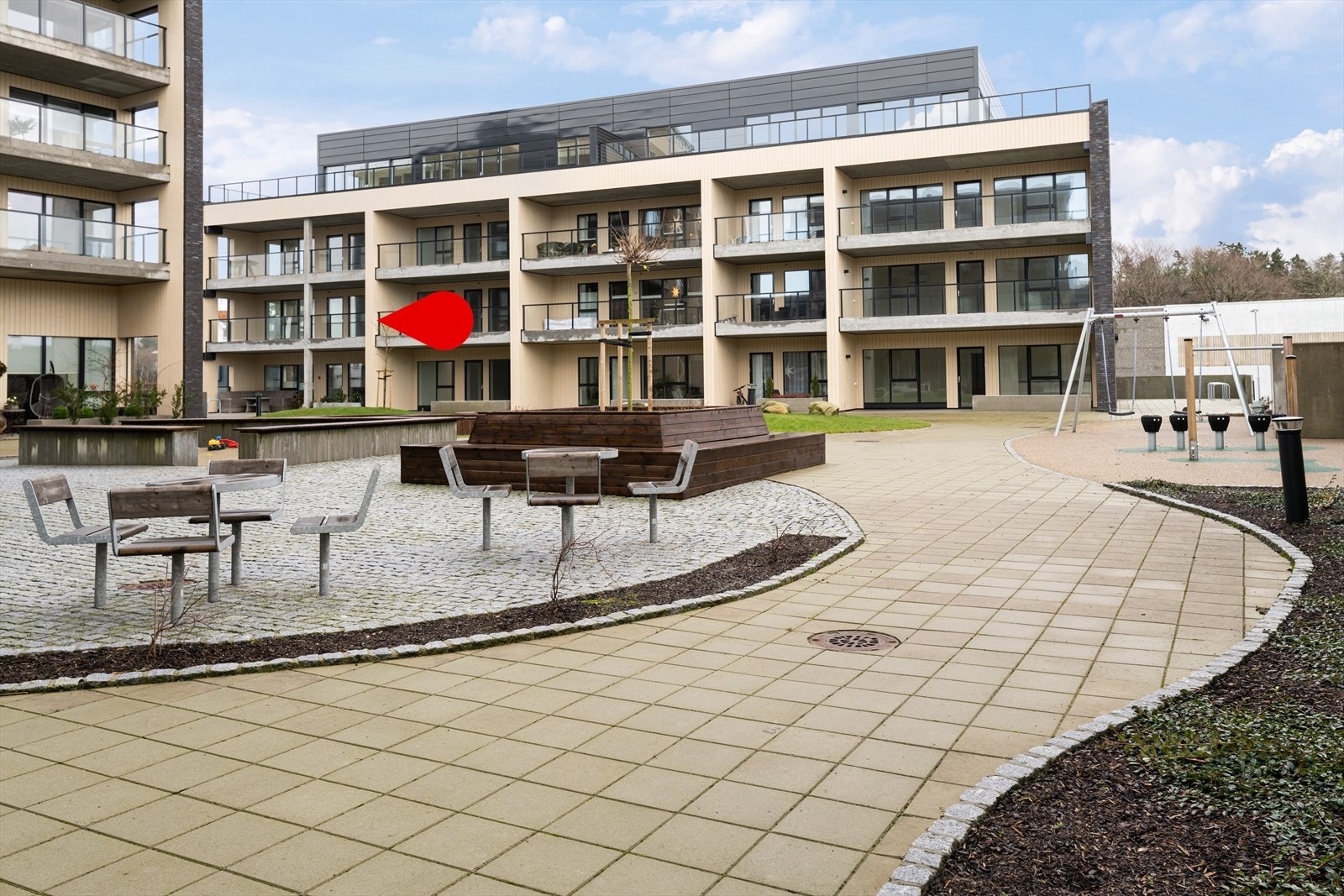 Stilren og moderne fasade, parkering i garasjeanlegg. Der er også boden tilhørende leiligheten plassert. Boden er på ca 7 kvm. Fint fellesområde. Galleribilde