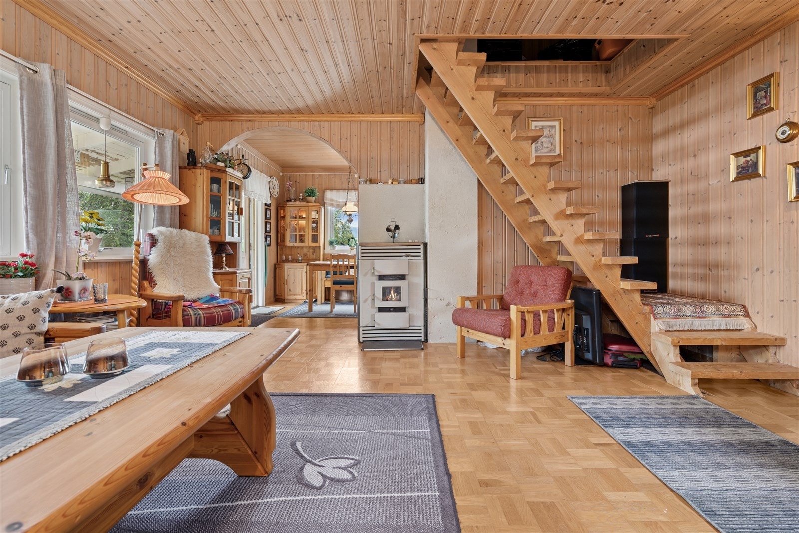 Fra stuen går det trapp til andre etasje. Galleribilde