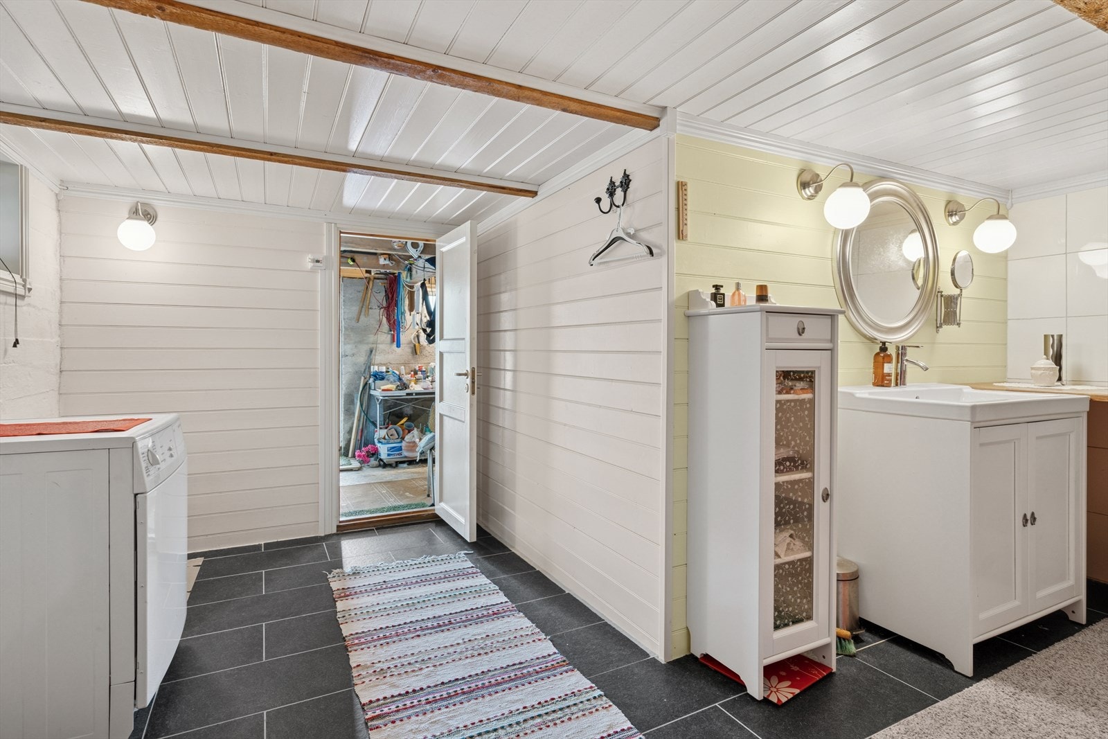 I kjelleren er det verkstedsrom og et dusjrom. Galleribilde