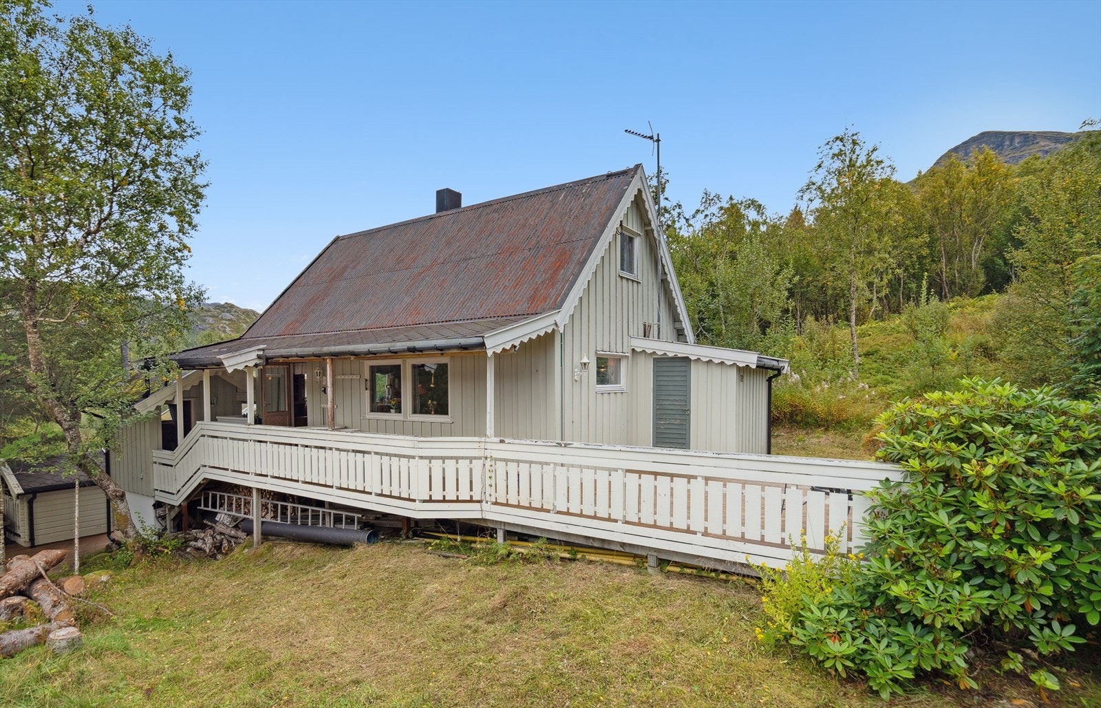 Hytta ligger fint til ved Oterstrand og har nærhet til både flotte turområder og sjøen. Galleribilde
