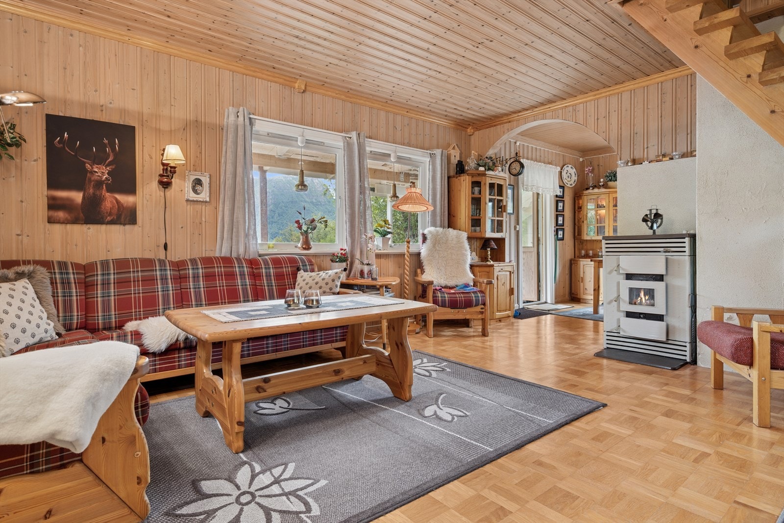 Romslig stue med flere møbleringsmuligheter. Galleribilde