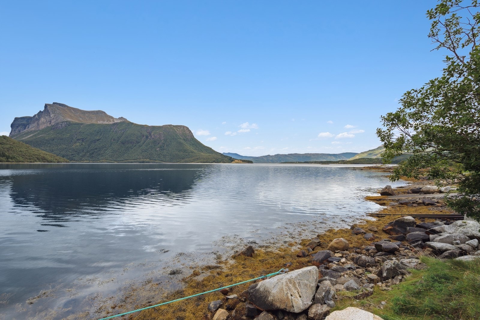 Det er kort vei til sjøen og flotte muligheter for båtliv, fiske og friluftsliv. Galleribilde