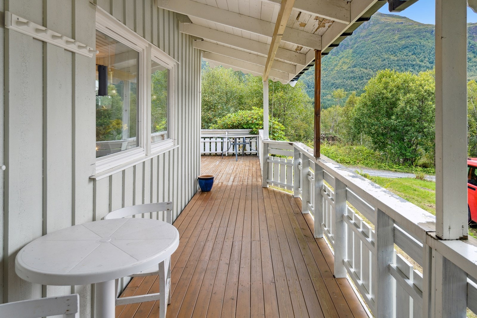 Eiendommen har flere fine uteplasser der fine dager kan nytes! Galleribilde