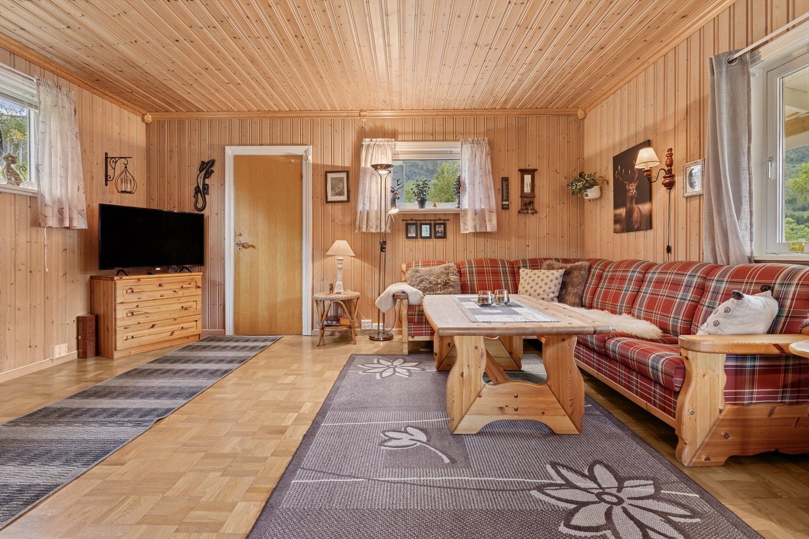 Stuen har panel på vegg og i himling, og belegg på gulvet. Galleribilde