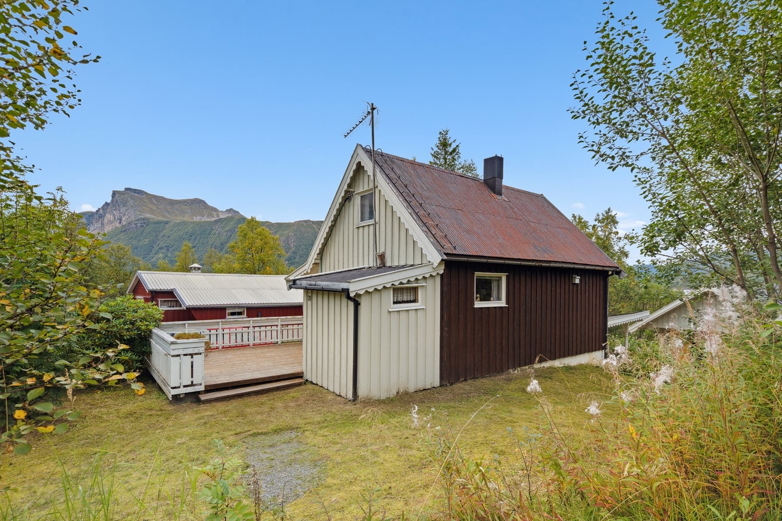 Lakshågen 29 har en attraktiv beliggenhet i naturskjønne Sørfjorden i Gildeskål kommune, med kort vei til sjøen og flotte muligheter for båtliv, fiske og friluftsliv. Galleribilde