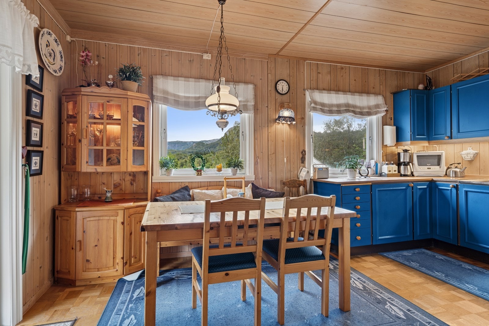 Stort kjøkken med plass til spisebord. Galleribilde