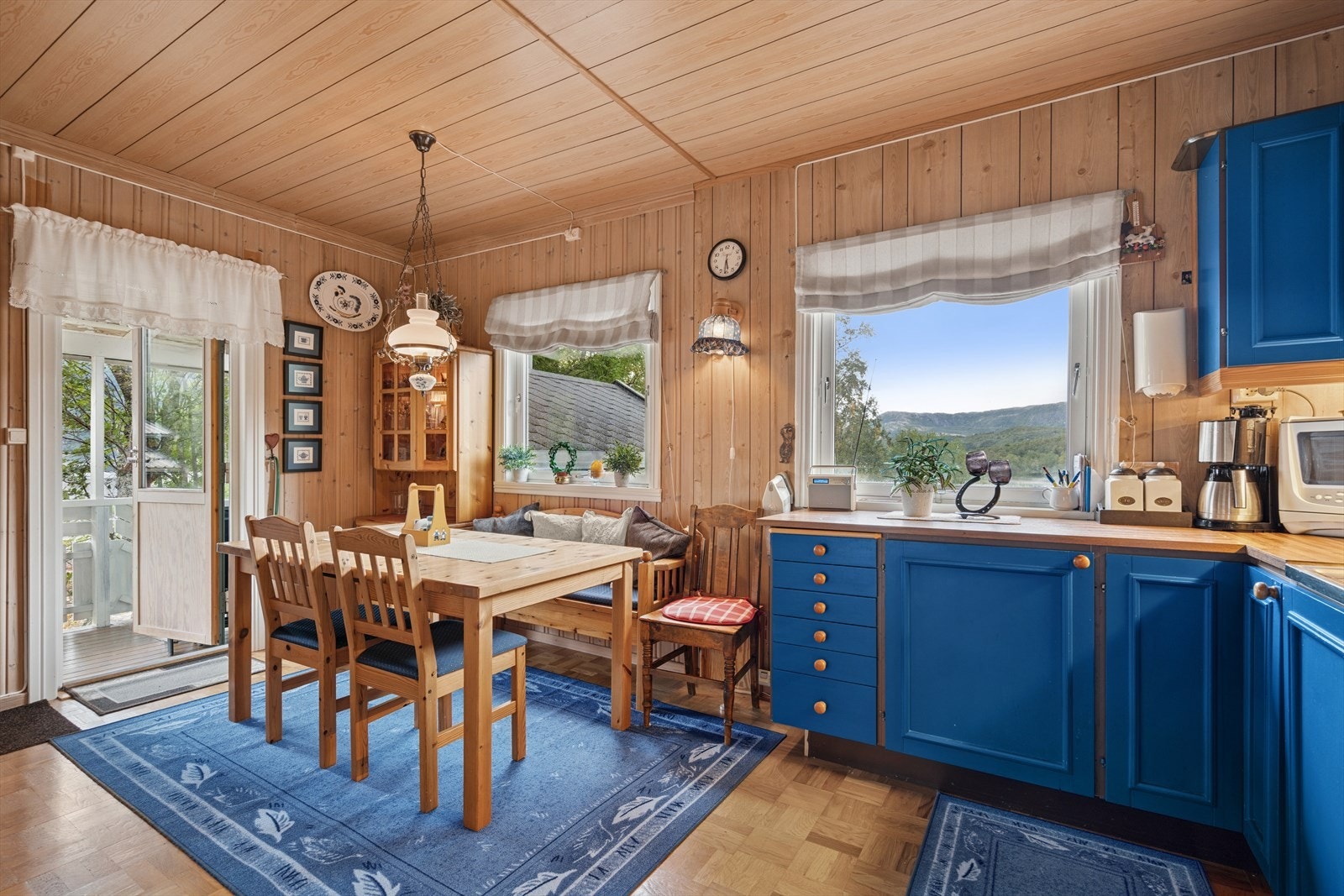 Fra kjøkkenet er det utgang til uteplassen. Galleribilde