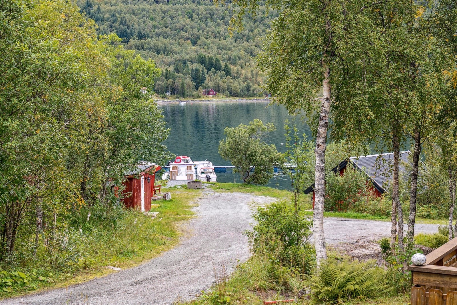 Hytta ligger nærme sjøen, her er det gode muligheter for båtliv! Galleribilde