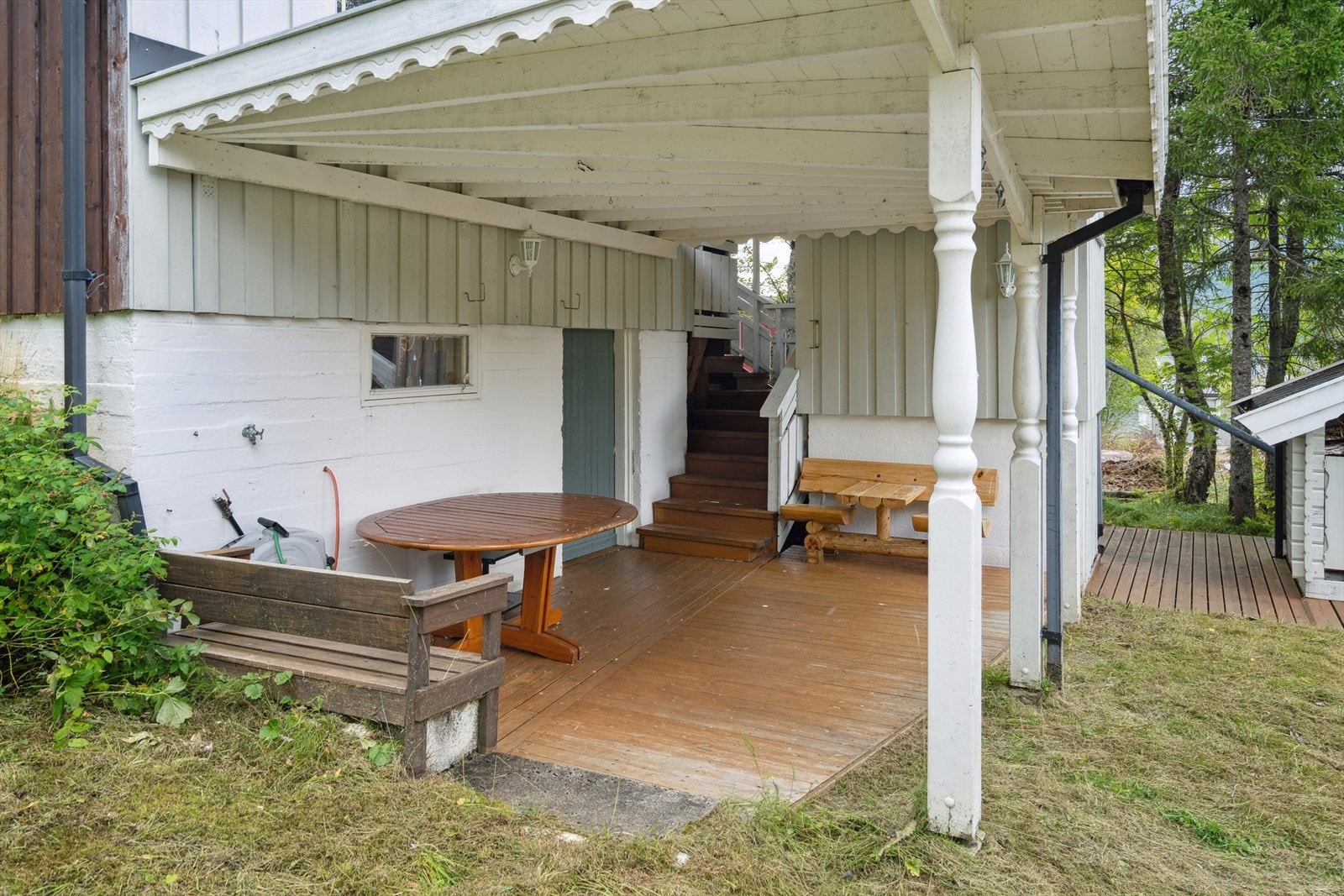 Det er utvendig adkomst til kjelleren. Galleribilde