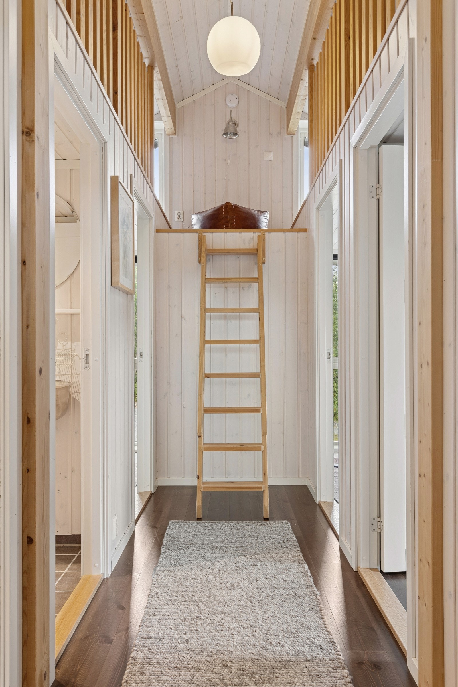 Hytta har en fornuftig og familierettet planløsning hvor soveromsavdelingen er godt avdelt fra stue/spisestue/kjøkken. Galleribilde