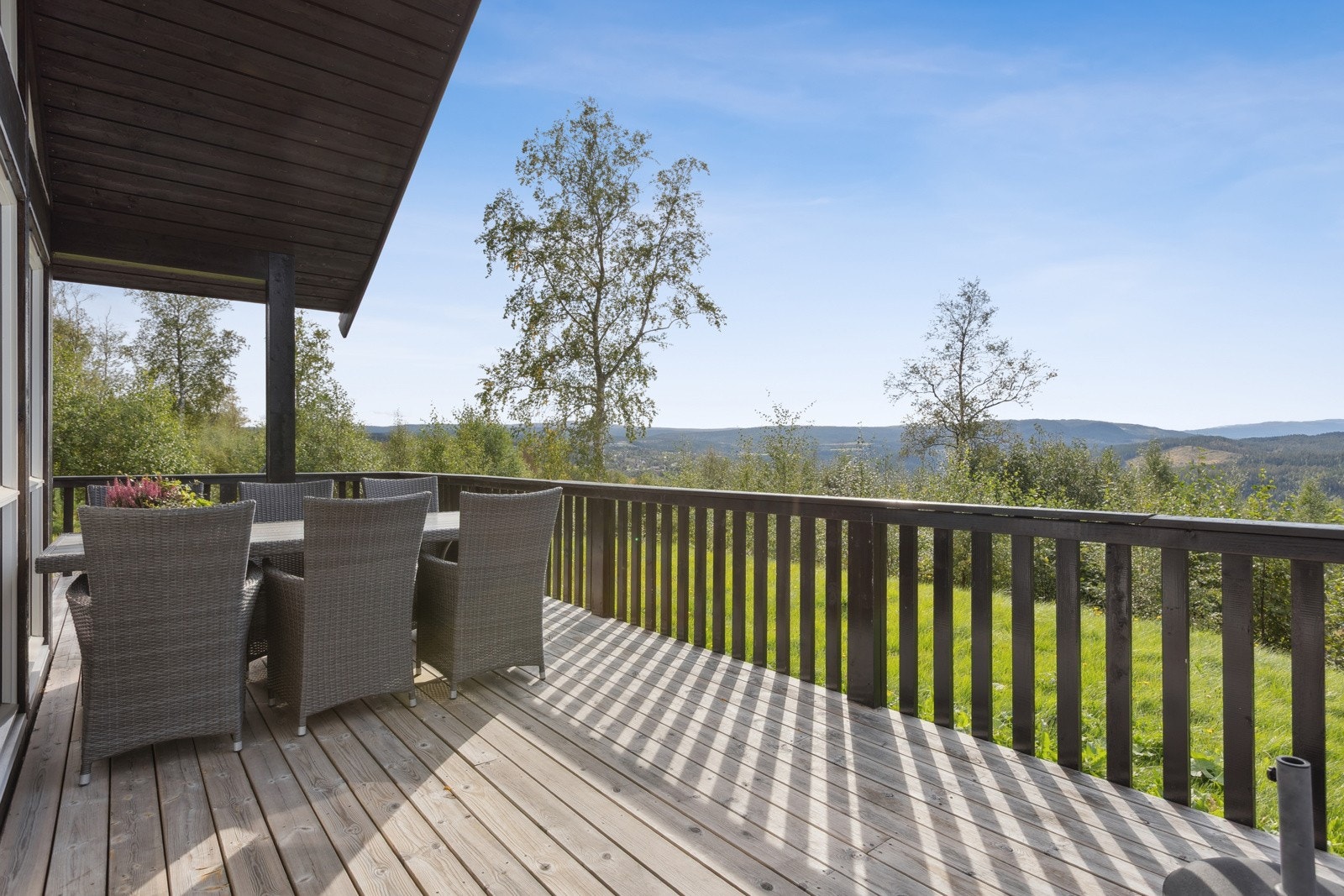 Samlet byr terrassen på svært gode solforhold fra morgen til kveld, i tillegg til en fenomenal utsikt retning Trollheimen. Galleribilde