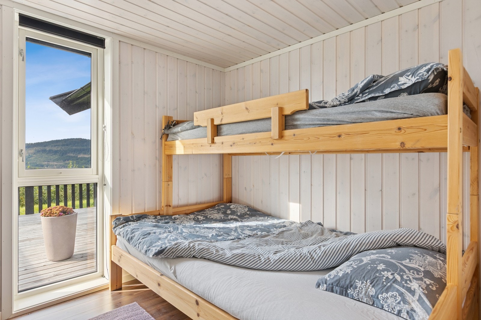 Soverom I. Verdt å merke seg er at hytta selges med det meste av innventar og løsøre (se eget punkt i salgsoppgaven). Galleribilde