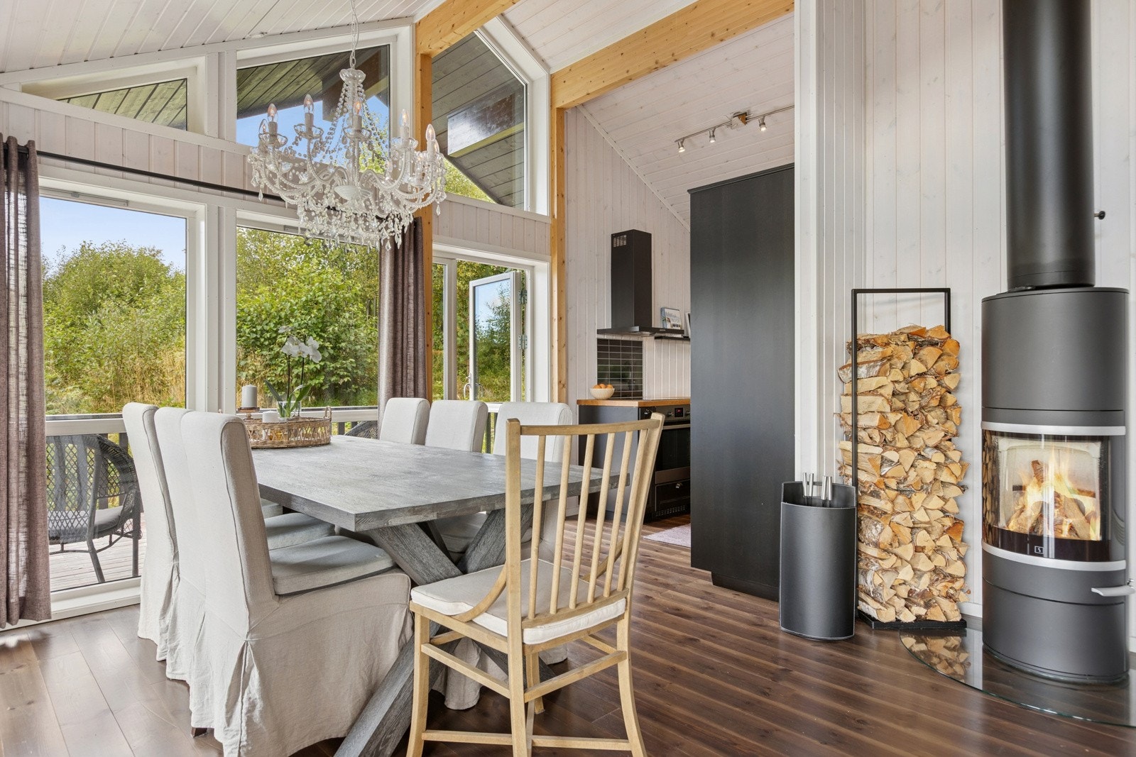 Terrassen er tilgjengelig både fra spisestua og fra stua. Galleribilde