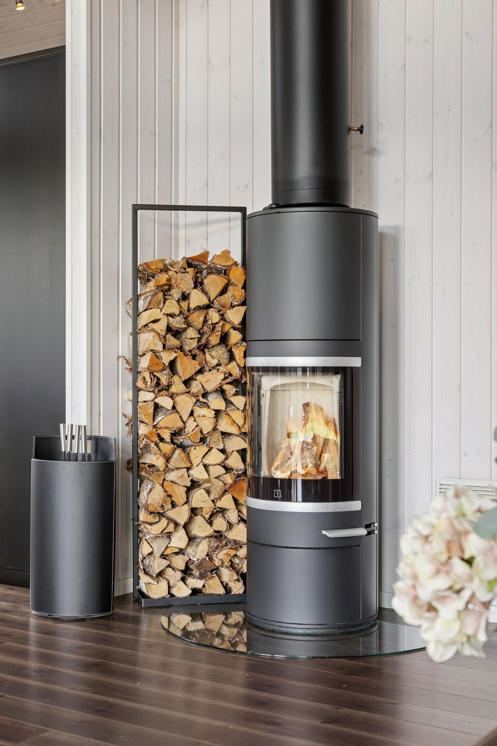 Varmesterk designpeis fra kvalitetsleverandøren Scan sørger for god oppvarming på vinterstid. Galleribilde