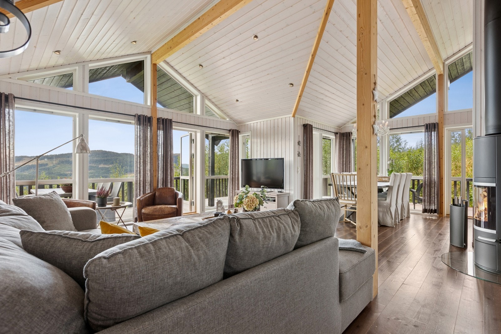 Store vinudsflater som strekker seg fra gulvet og opp til taket sørger for rikelig med lysinnslipp og god kontakt med naturen utenfor. Galleribilde