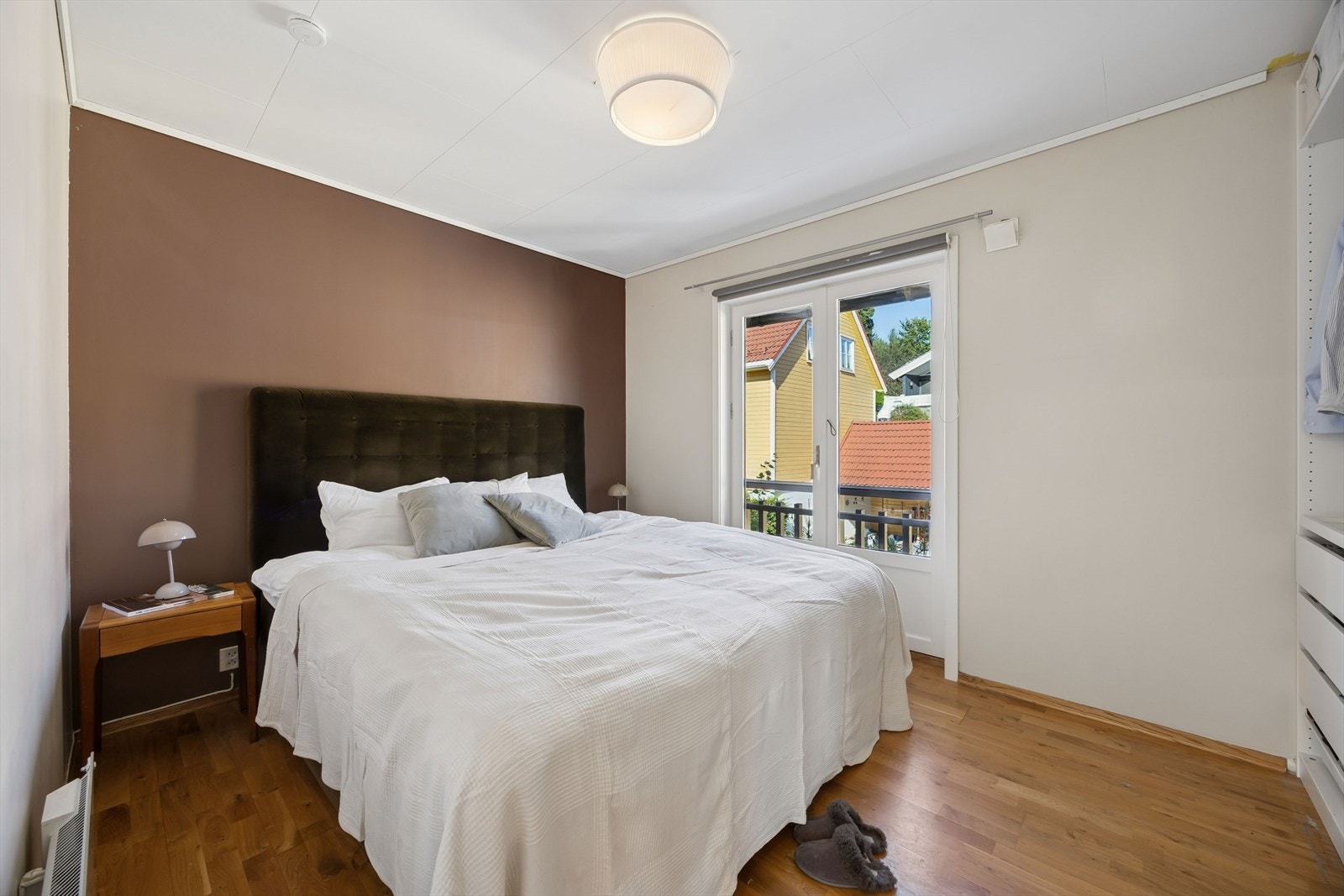 Romslig hovedsoverom med god plass til dobbeltseng og tilhørende møblement. Herfra er det utgang til fransk balkong. Galleribilde