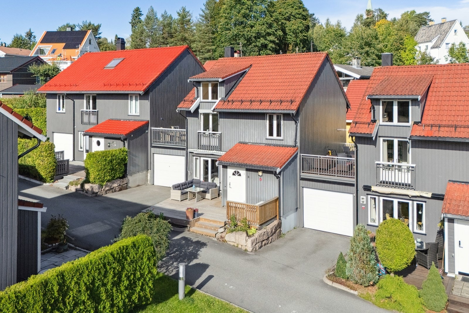 Dette er et attraktivt og familievennlig rekkehus over 3 plan med flere utesoner og egen garasje med elbil-lader. Galleribilde