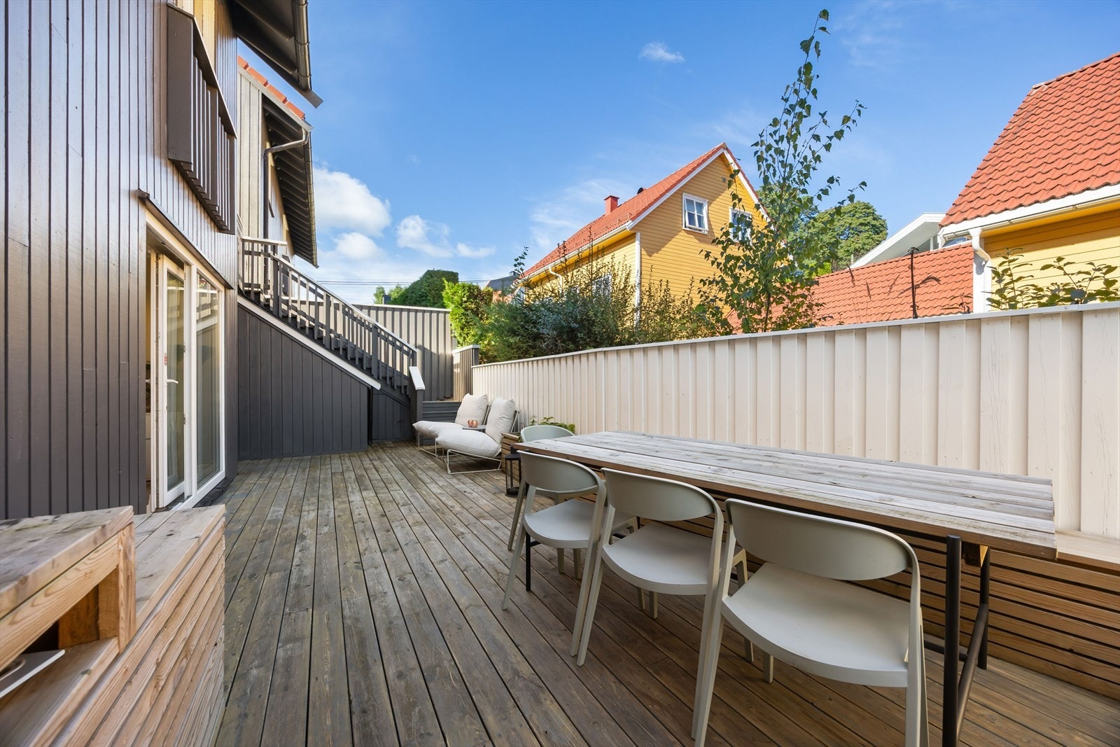 Hyggelig terrasse på hele 29m² med adkomst fra stuen. Her er det god plass til både spisegruppe og loungemøbler. Galleribilde