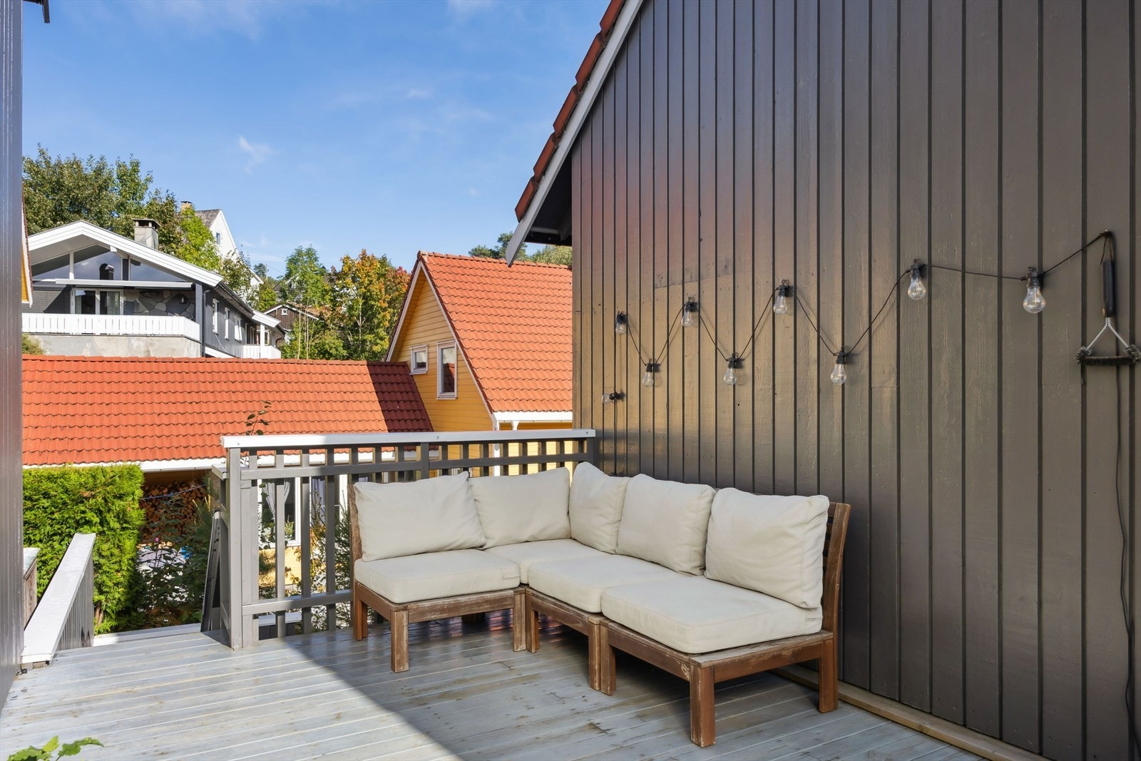 En skjermet uteplass med gode solforhold og fine rammer for hyggelige stunder, enten du vil nyte morgenkaffen, invitere til en uformell middag eller bare slappe av i en god stol. Galleribilde