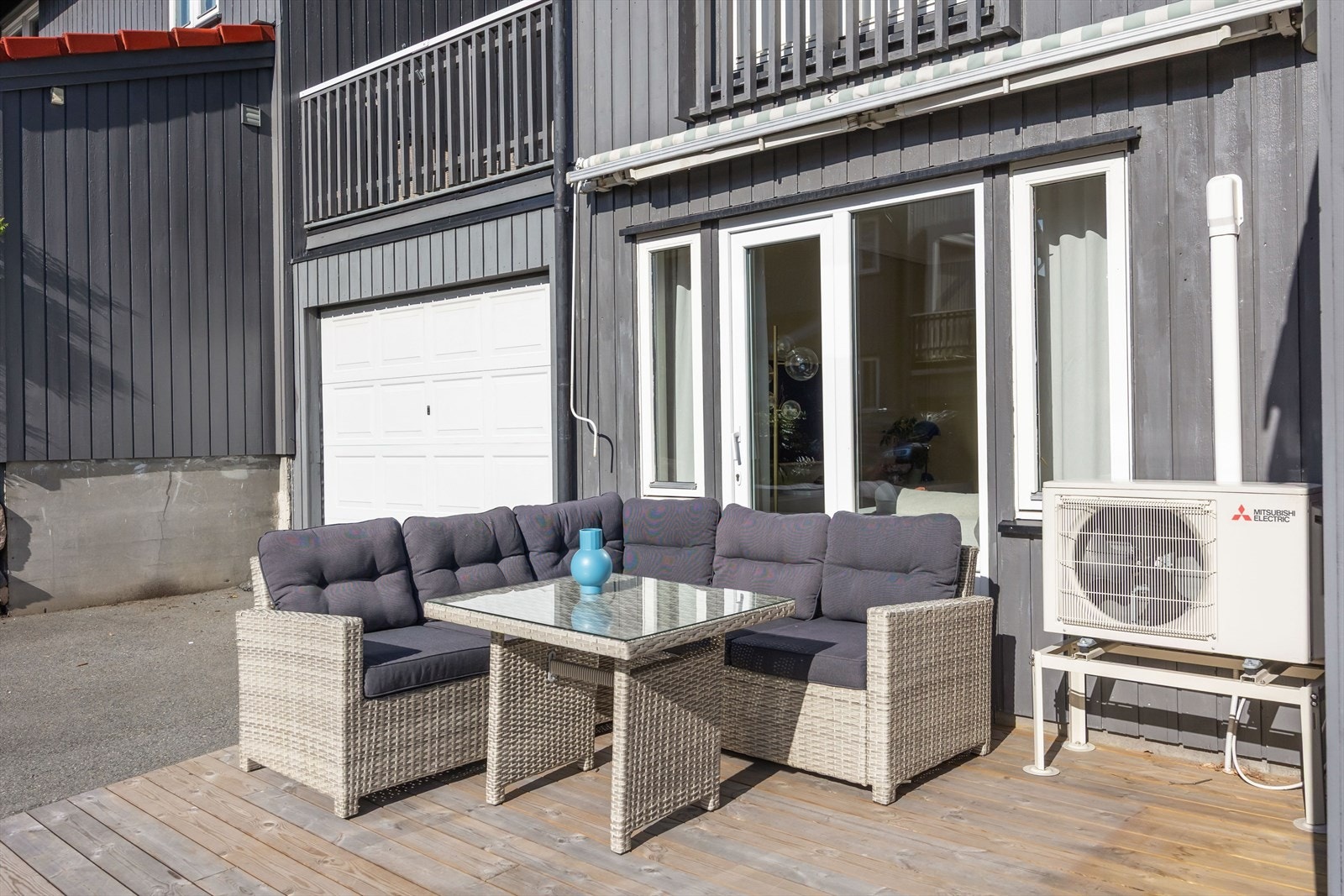 Flott terrasse på ca. 20m² ved inngangspartiet, perfekt for hyggelige utestunder med familie og venner. Herfra har man enkel adkomst til egen garasje med elbil-lader. Galleribilde