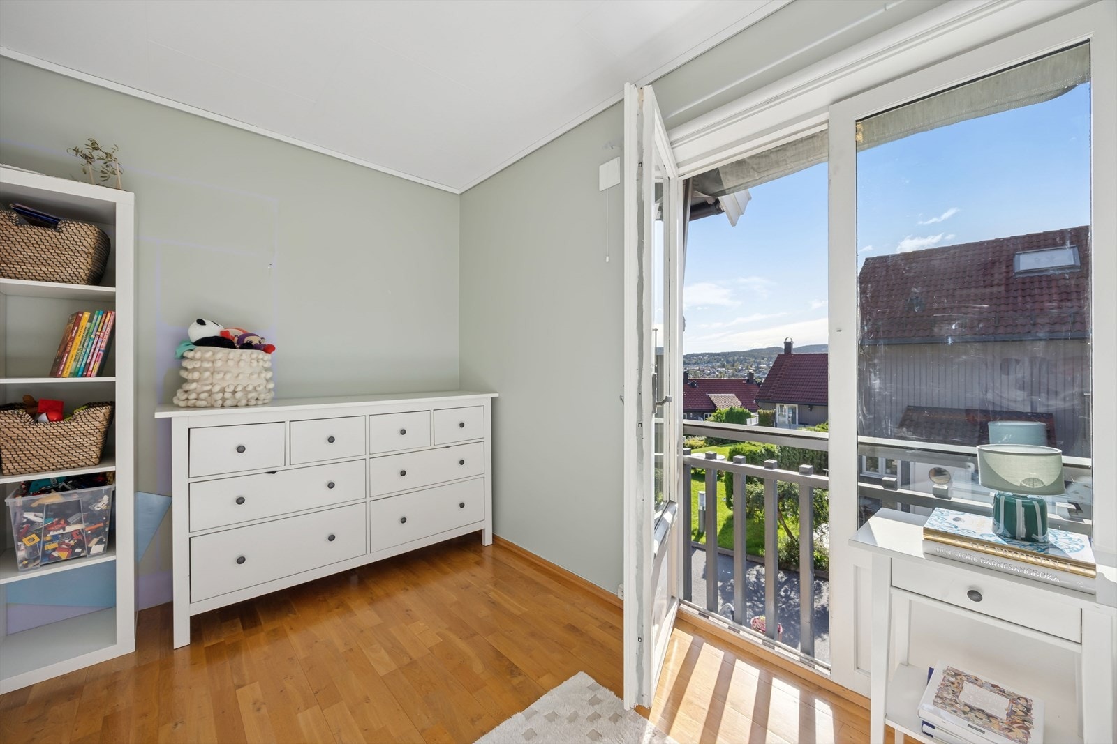 Fra dette rommet har man flott utsyn, og det passer godt som barnerom, gjesterom eller kontor. Galleribilde