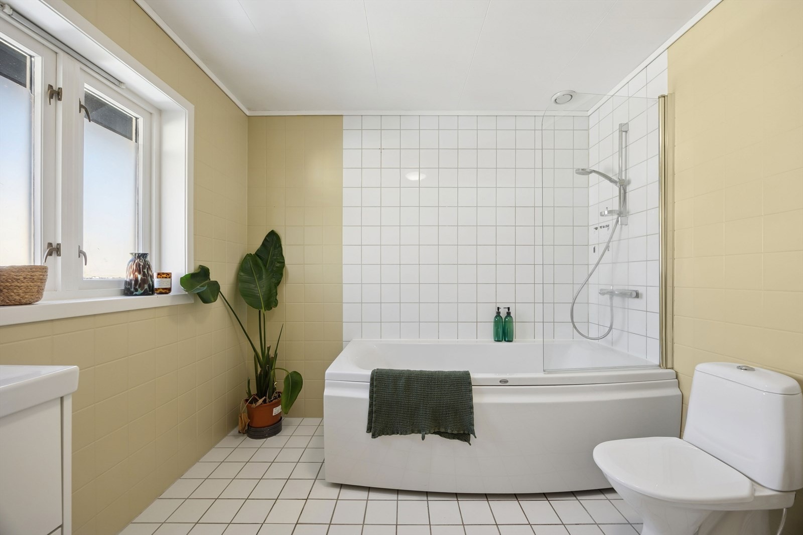 Her er veggflisene malt og ny servant satt inn i september 2025, noe som gir rommet et oppgradert og friskt uttrykk. Galleribilde