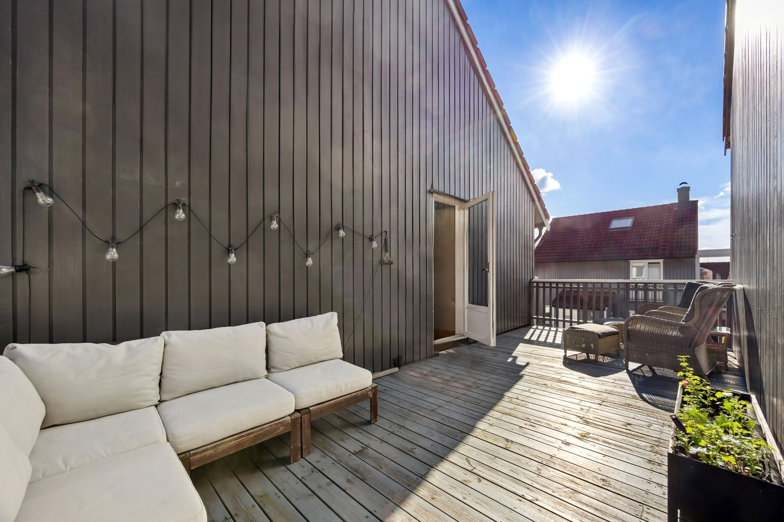 Romslig terrasse på ca. 20m² med adkomst fra gangen i 2. etasje. Her er det god plass til både spisegruppe og loungehjørne, perfekt for lange sommerdager. Galleribilde